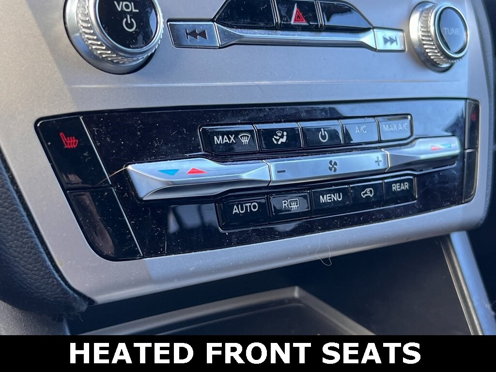 2023 Ford Explorer XLT photo 3