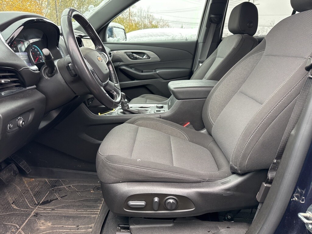 2022 Chevrolet Traverse Cloth 1LT photo 2