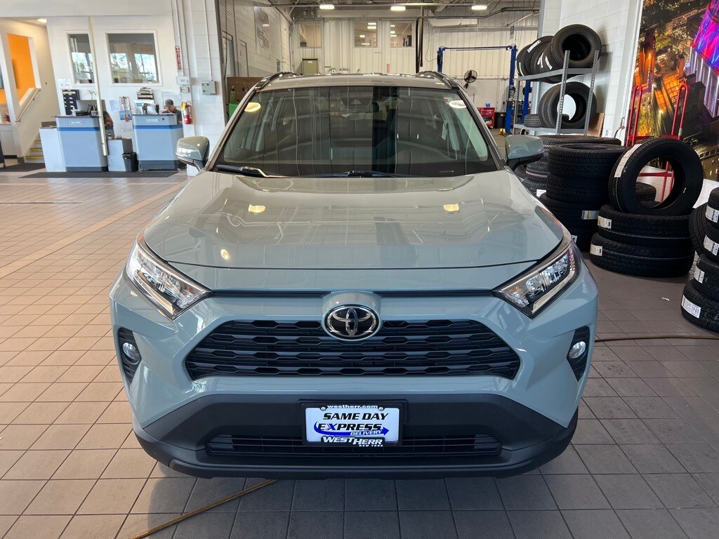 2021 Toyota RAV4 XLE photo 2