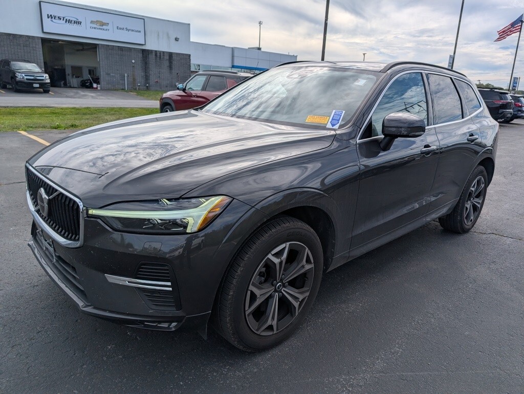 2022 Volvo XC60 B5 Momentum photo 3