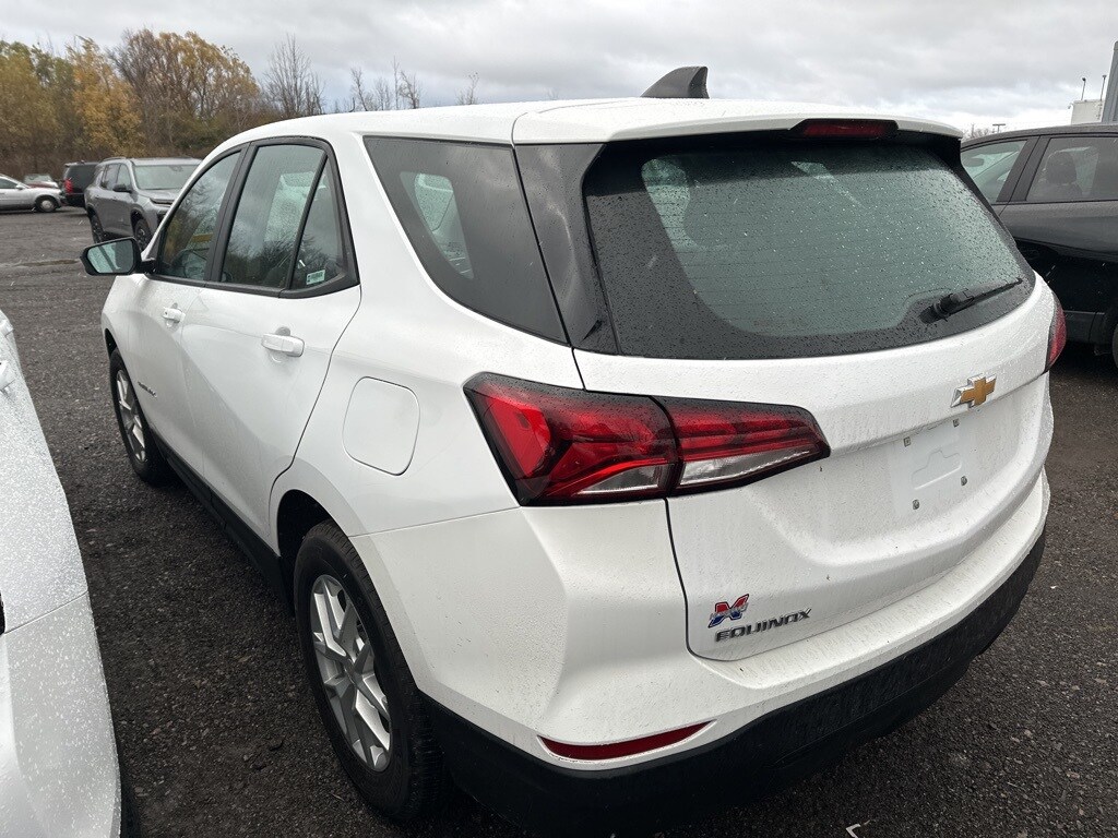 2023 Chevrolet Equinox LS photo 3