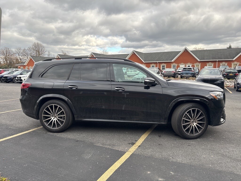 2025 Mercedes Benz GLS 450 4MATIC photo 2