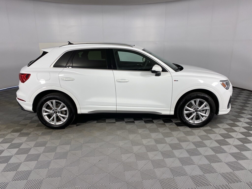 2024 Audi Q3 45 TFSI S line Premium photo 2