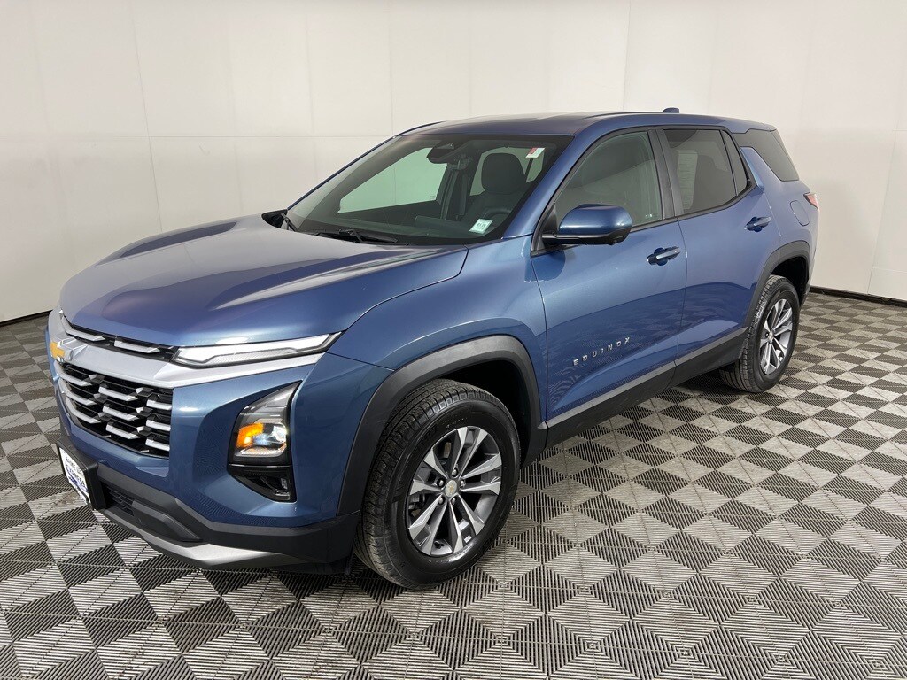 2025 Chevrolet Equinox LT photo 3