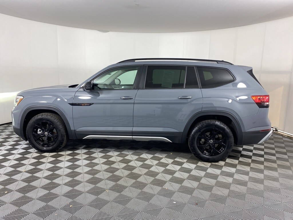 2025 Volkswagen Atlas Peak Edition SE photo 4