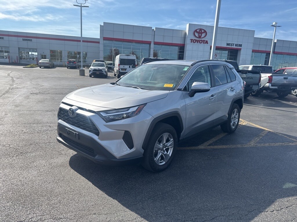 2022 Toyota RAV4 XLE photo 3