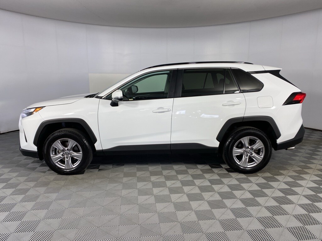 2022 Toyota RAV4 XLE photo 3