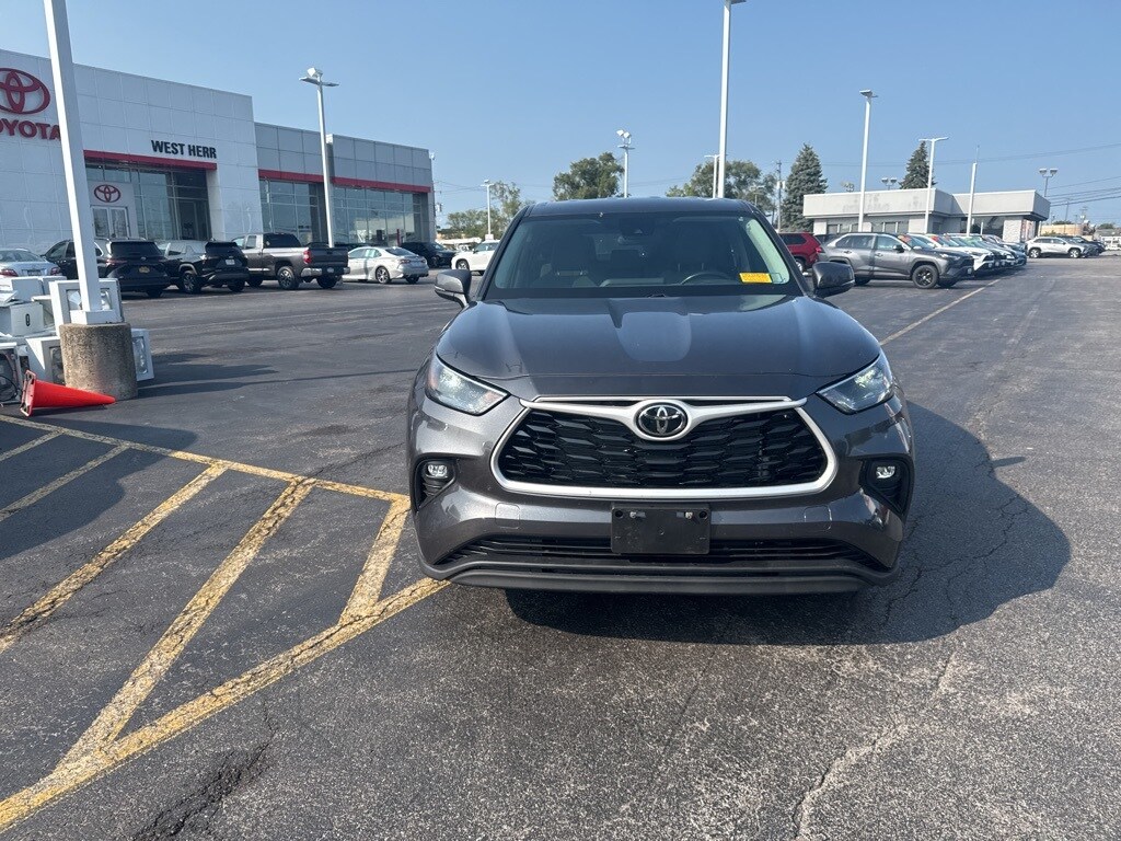 2022 Toyota Highlander LE photo 2