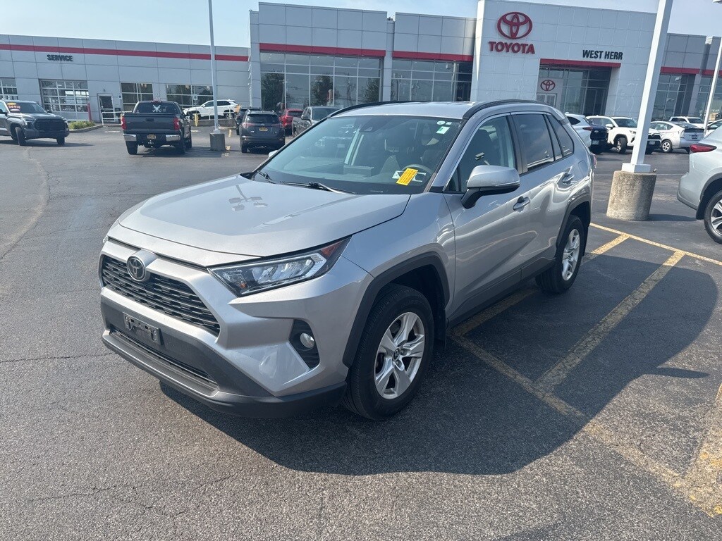 2021 Toyota RAV4 XLE photo 2