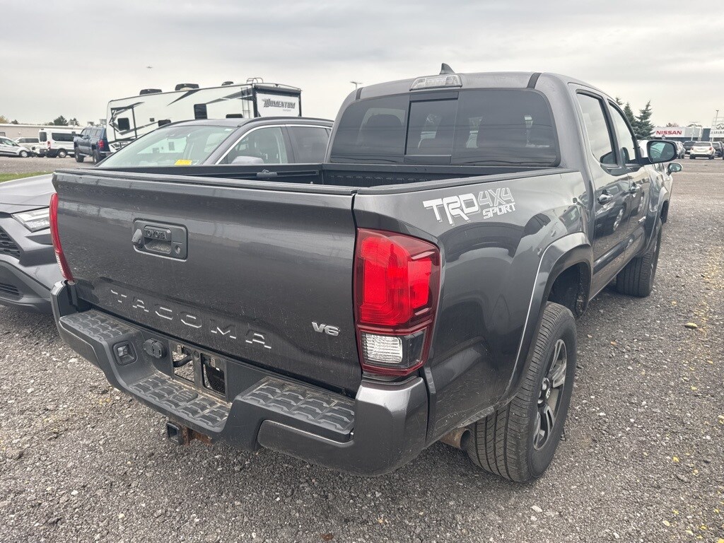 2018 Toyota Tacoma TRD Sport V6 photo 2
