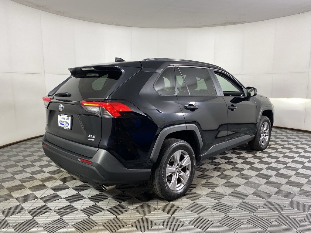 2022 Toyota RAV4 XLE photo 2