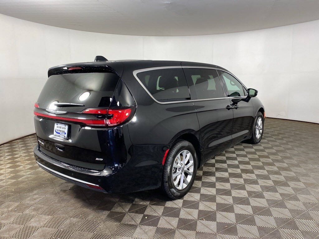 2025 Chrysler Pacifica photo 3