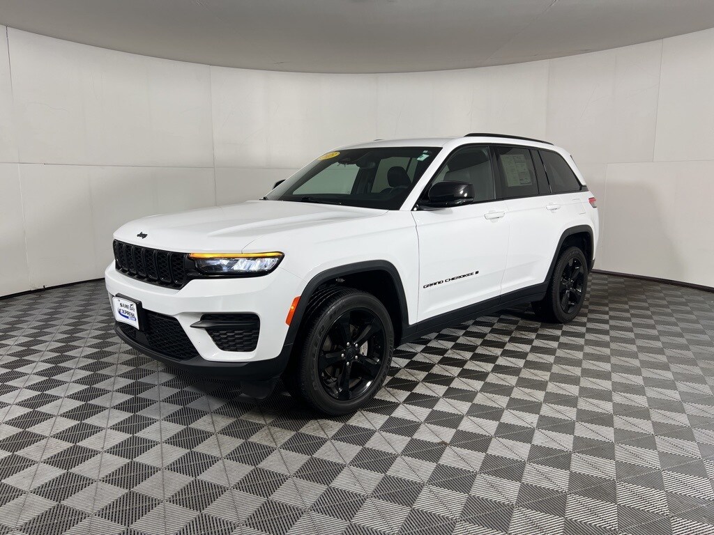 2023 Jeep Grand Cherokee Laredo Altitude X photo 3