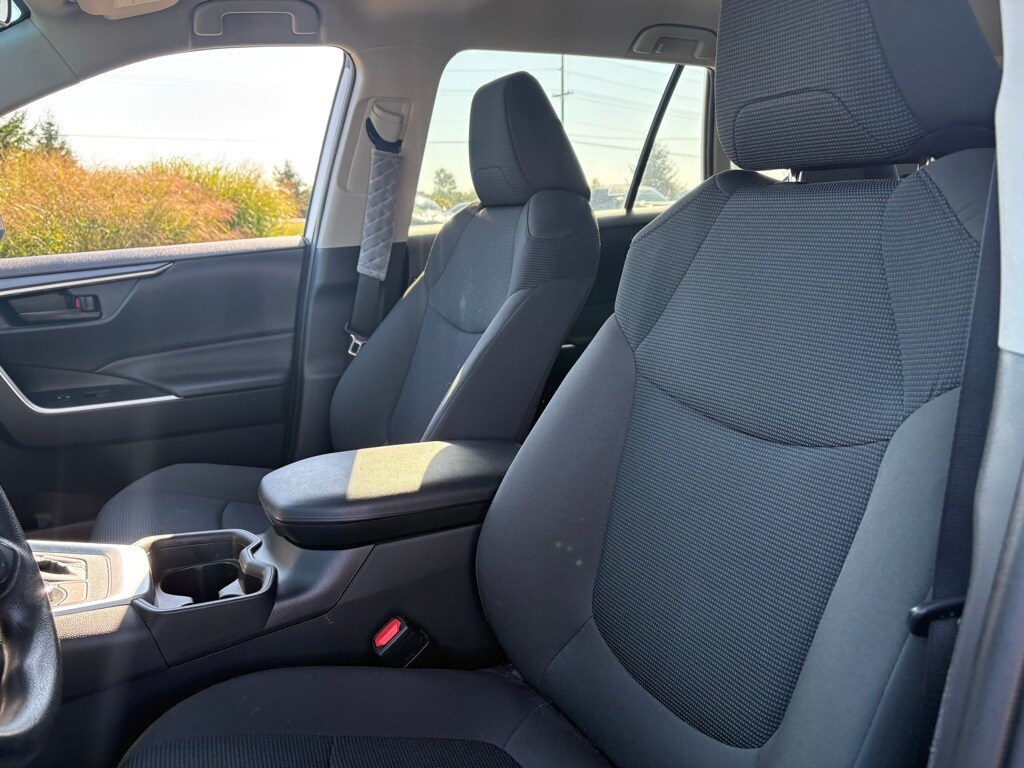 2021 Toyota RAV4 Hybrid LE photo 2