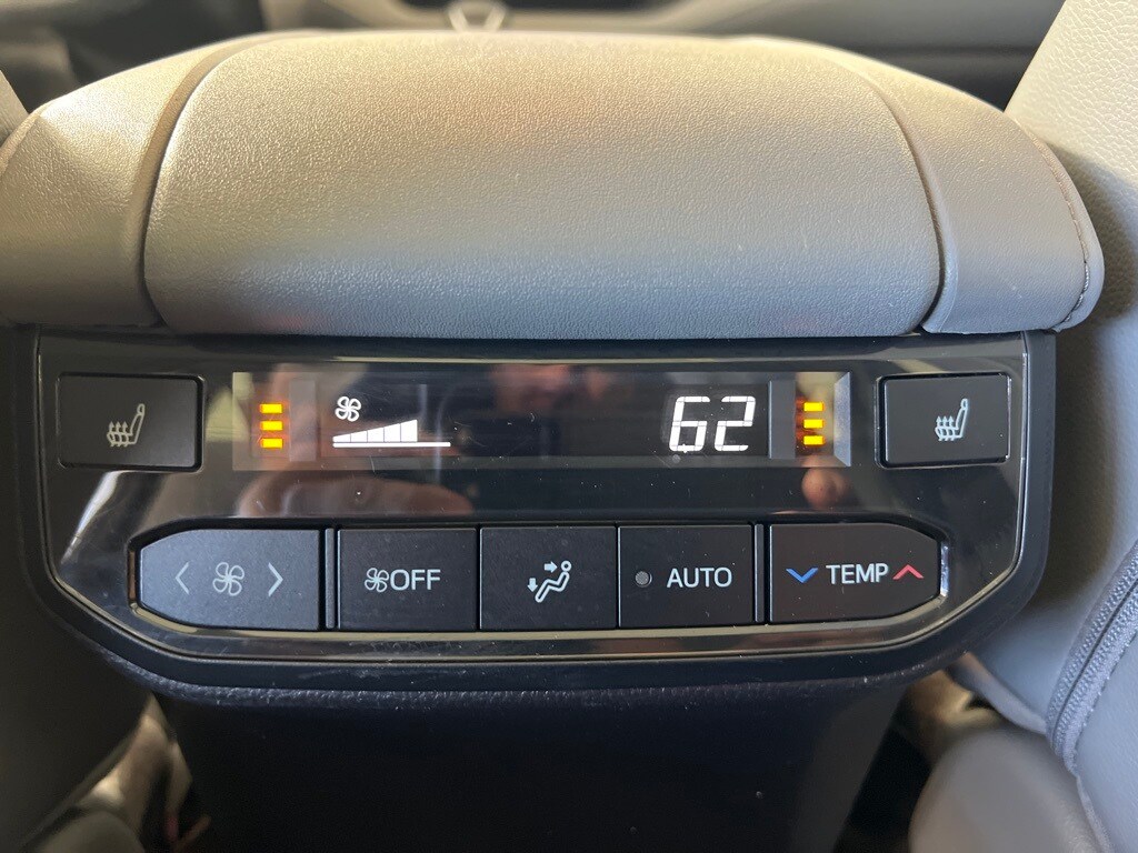 2023 Toyota Highlander L photo 3