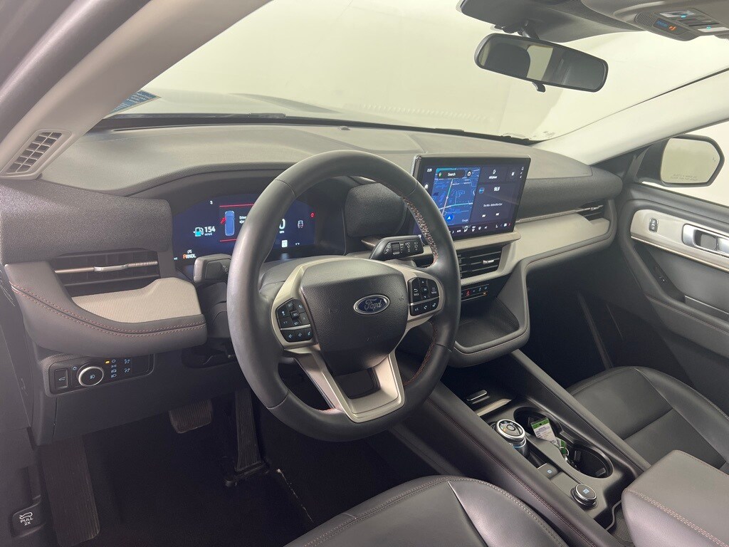 2025 Ford Explorer photo 2