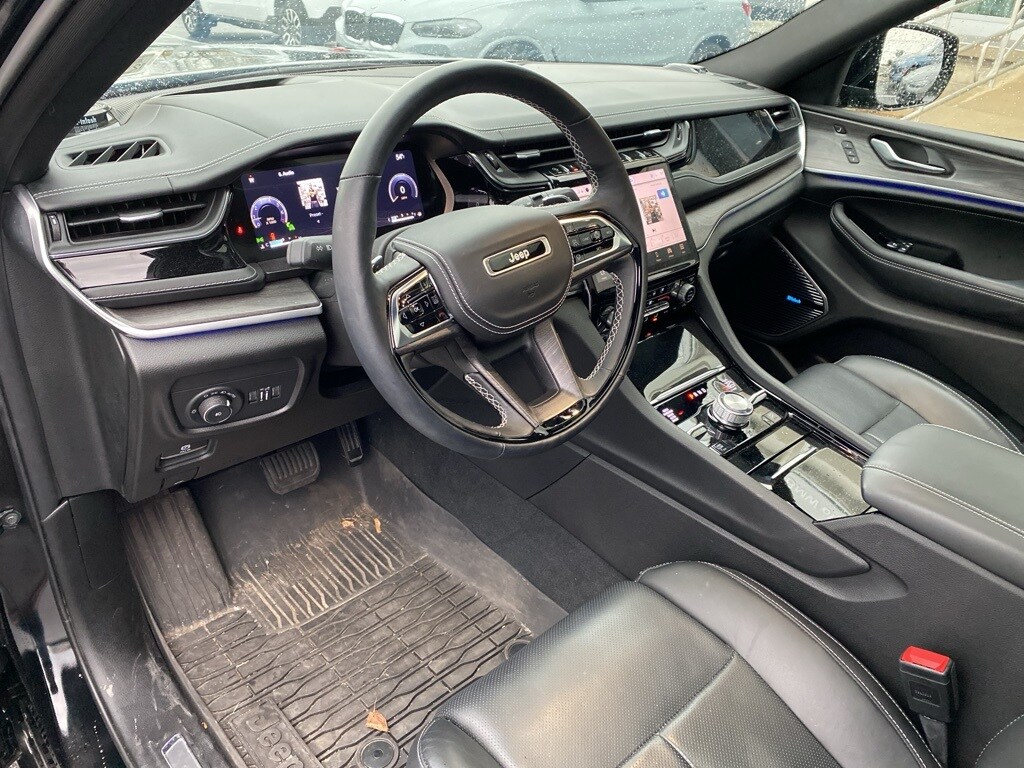 2023 Jeep Grand Cherokee Overland photo 2