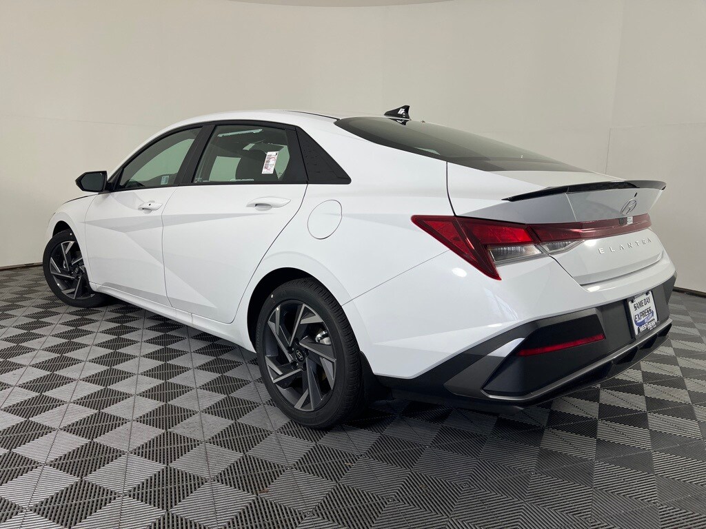 2025 Hyundai Elantra SEL Sport photo 2