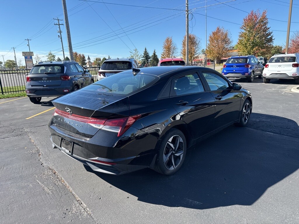 2023 Hyundai Elantra SEL photo 3