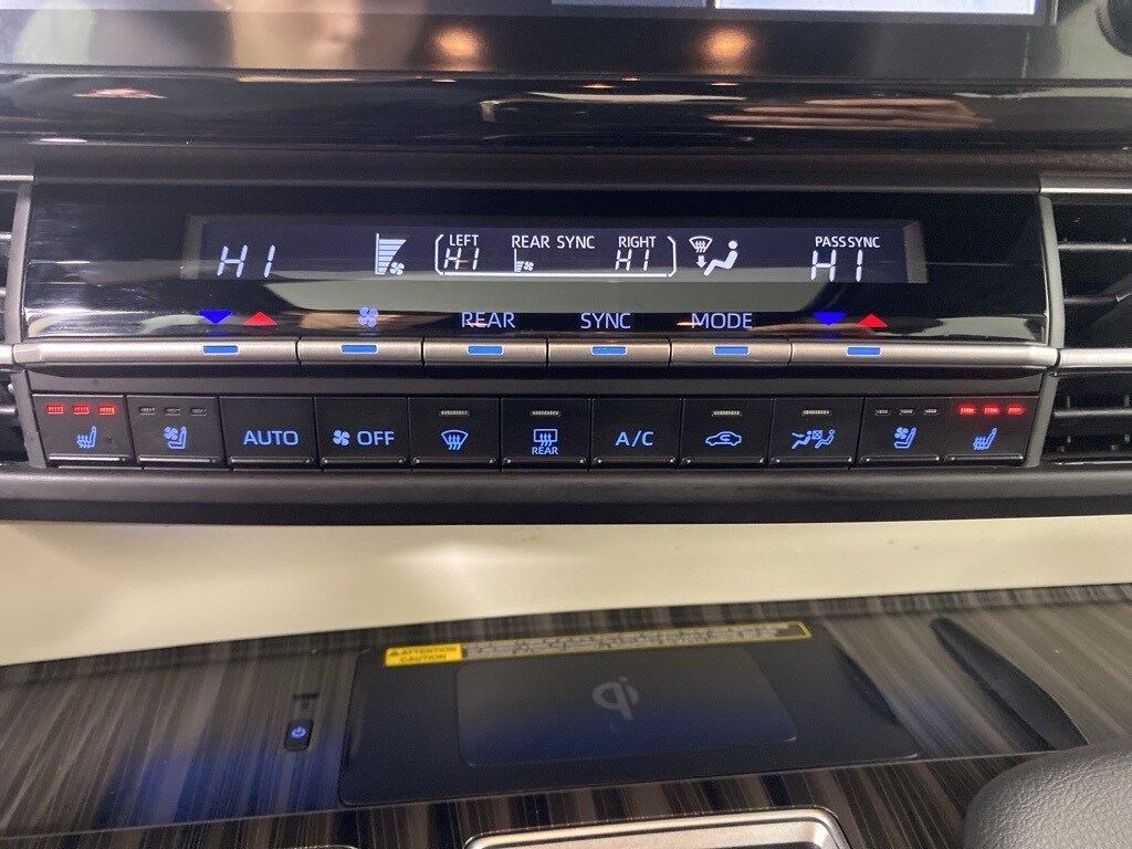 2024 Toyota Sienna Platinum photo 3