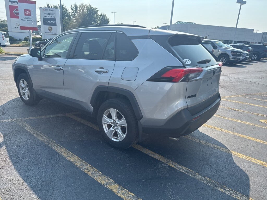 2021 Toyota RAV4 XLE photo 3