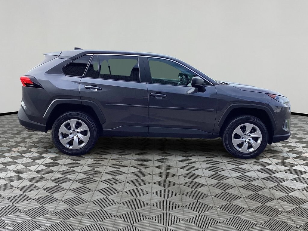 2022 Toyota RAV4 LE photo 2