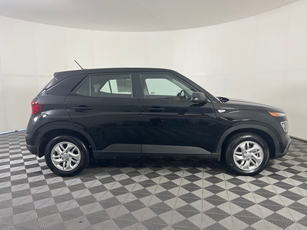 2025 Hyundai Venue SE photo 2