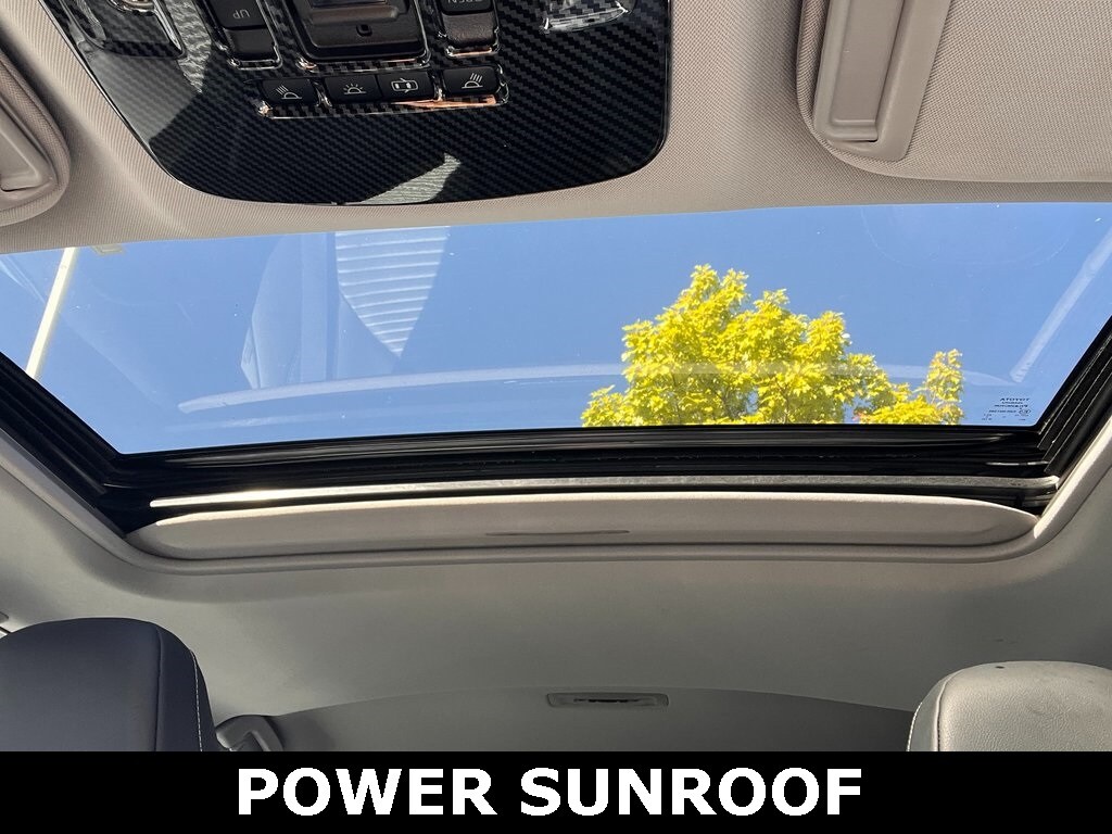 2020 Toyota Camry SE photo 3