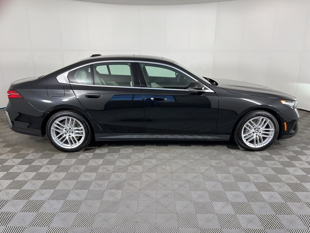 2025 Bmw 530i xDrive Sedan photo 2