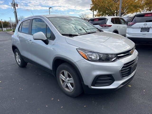 2022 Chevrolet Trax LS photo 2