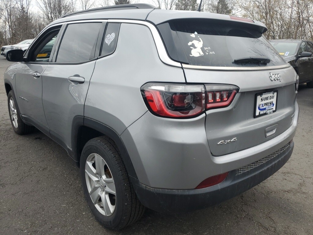 2022 Jeep Compass Latitude photo 3