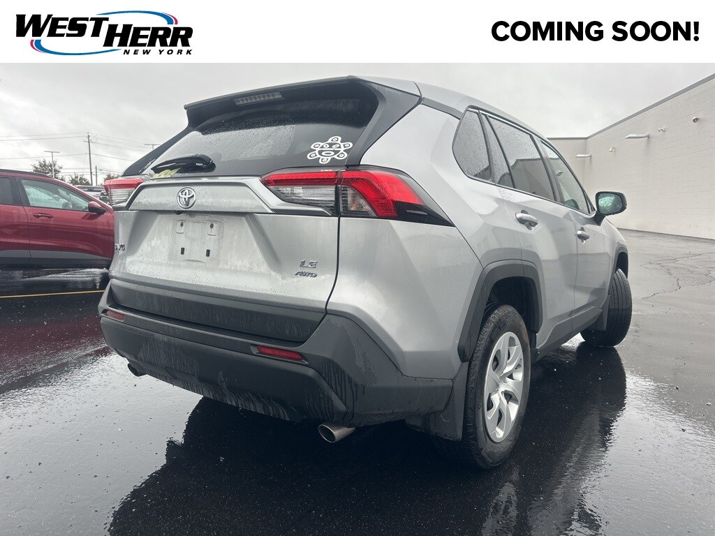 2023 Toyota RAV4 LE photo 3