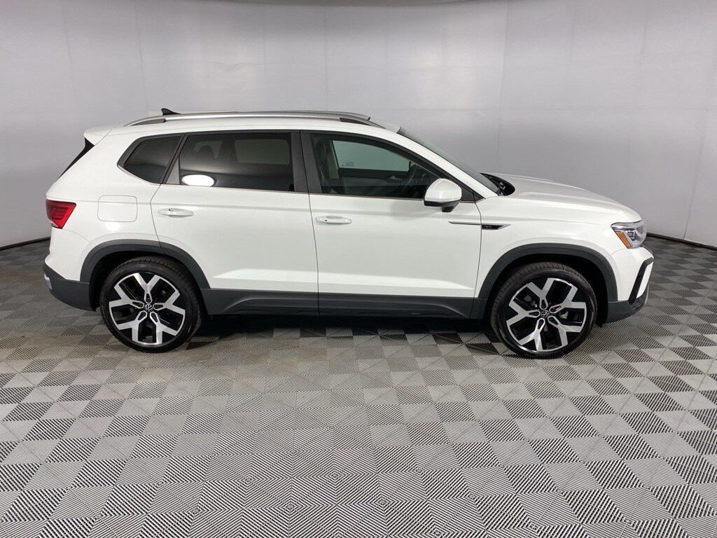 2023 Volkswagen Taos SEL photo 4