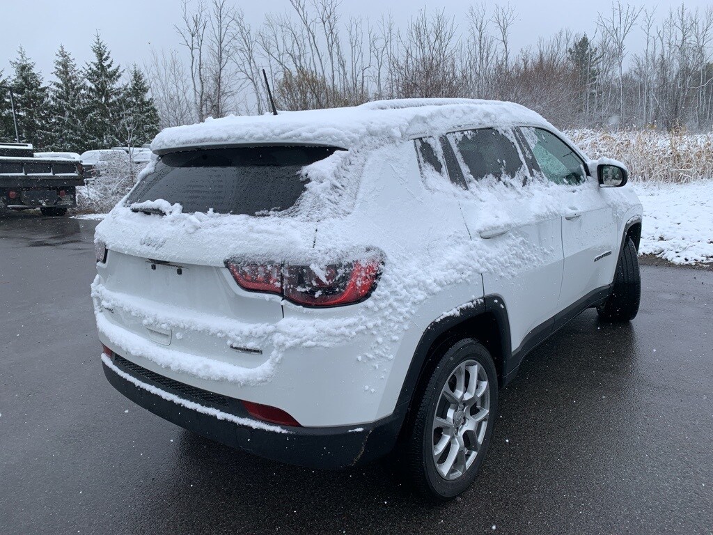 2022 Jeep Compass Latitude Lux photo 2