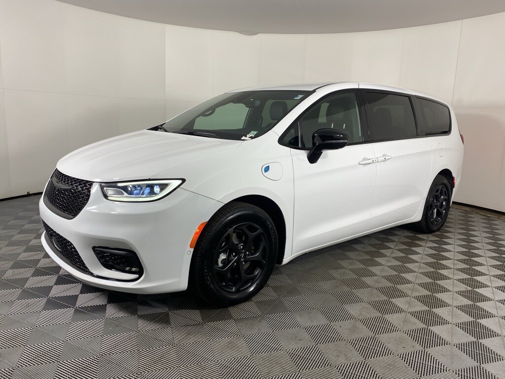 2024 Chrysler Pacifica Hybrid photo 3