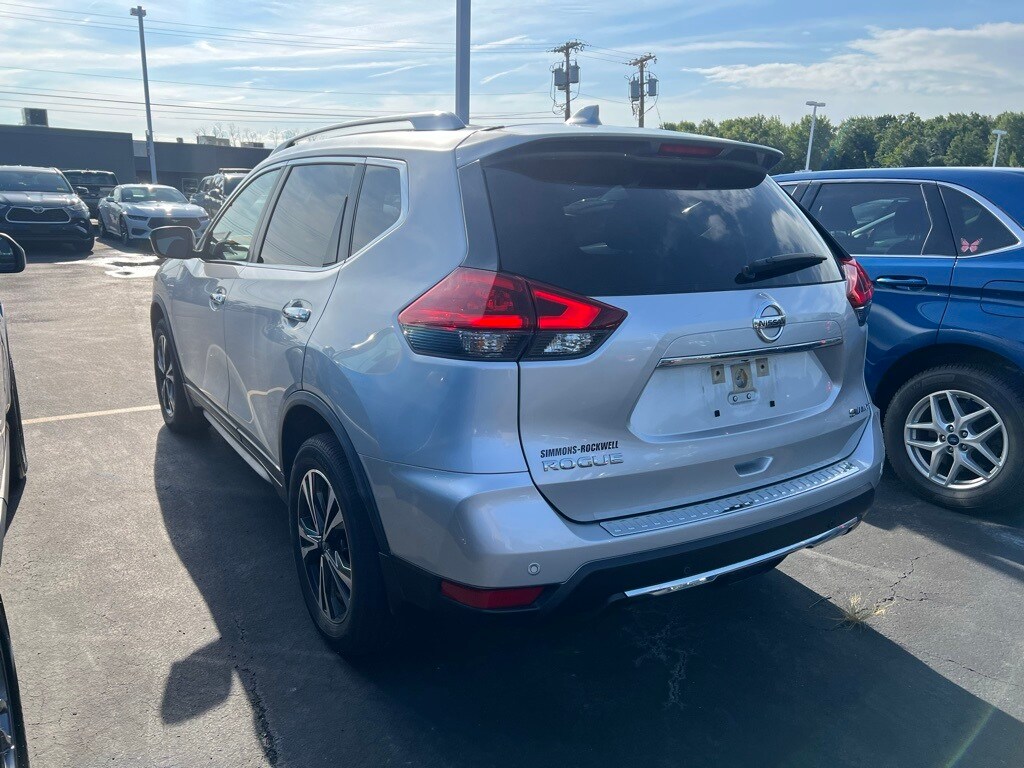 2019 Nissan Rogue SV photo 3