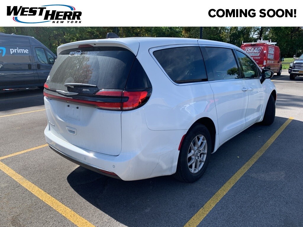 2025 Chrysler Pacifica photo 2