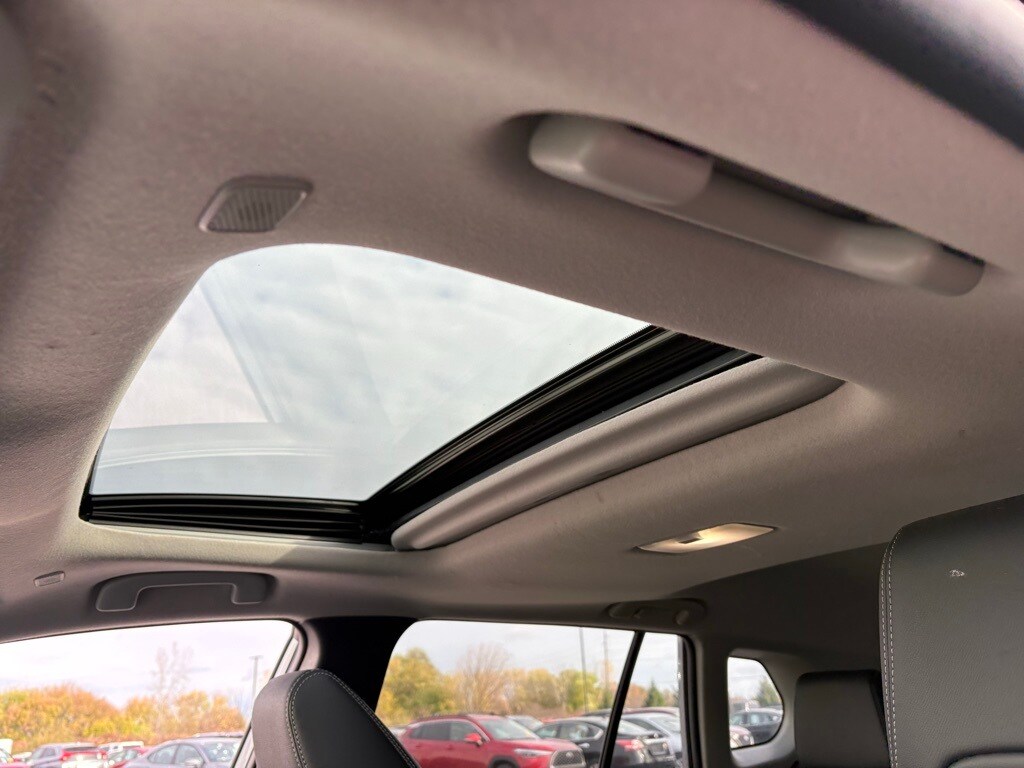 2023 Toyota Corolla Cross XLE photo 2