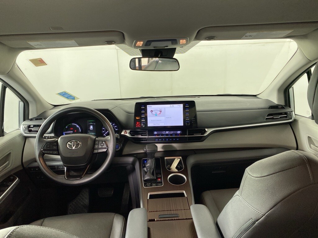 2022 Toyota Sienna LE photo 2