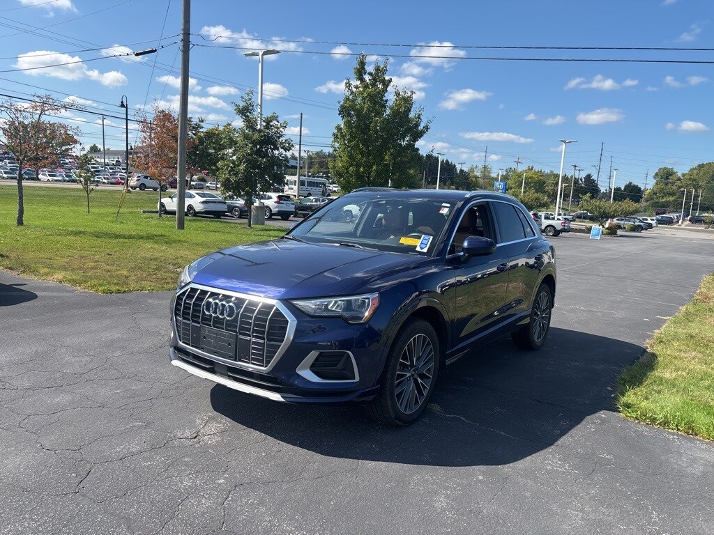 2022 Audi Q3 40 TFSI Premium photo 2