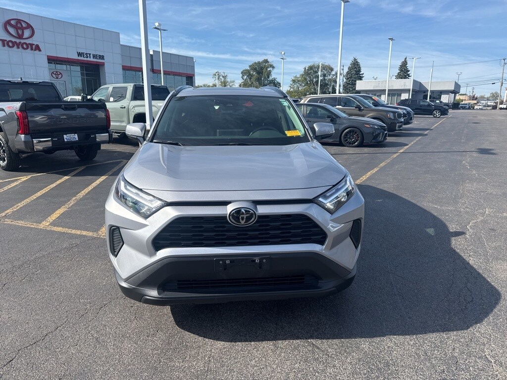 2022 Toyota RAV4 XLE photo 2
