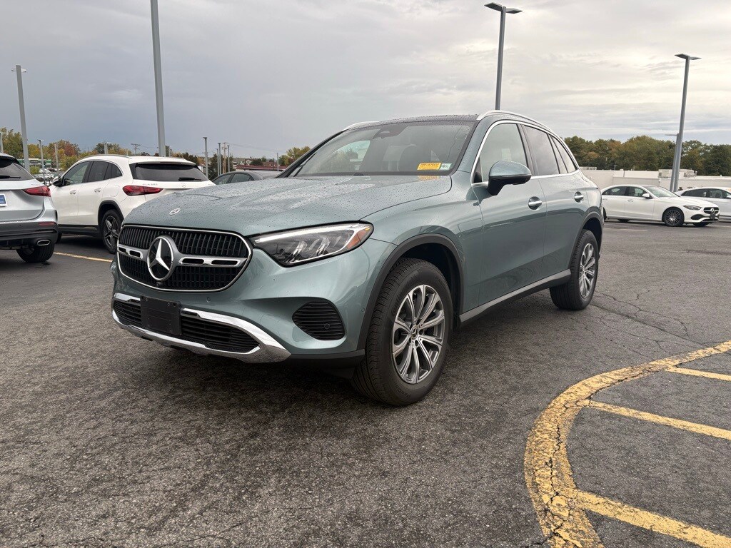 2025 Mercedes Benz GLC 300 4MATIC photo 3
