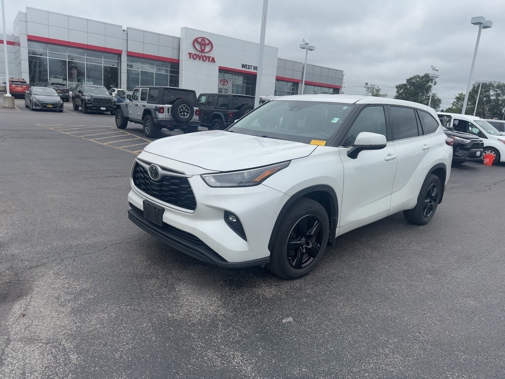 2022 Toyota Highlander LE photo 2
