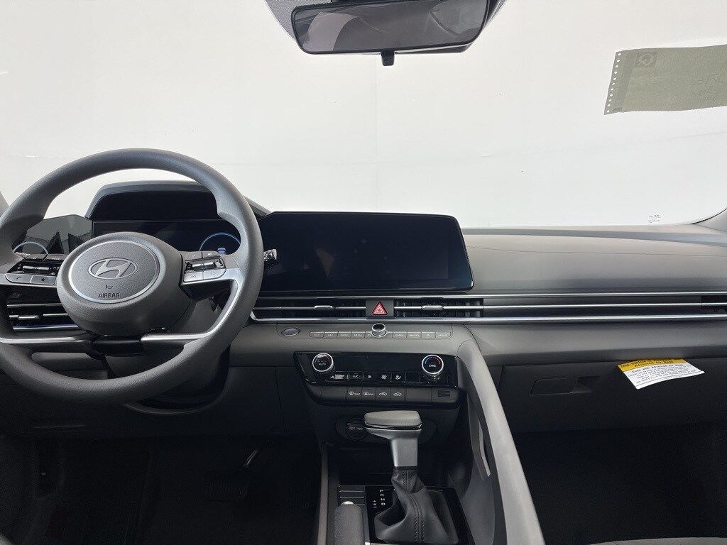 2024 Hyundai Elantra SEL photo 2