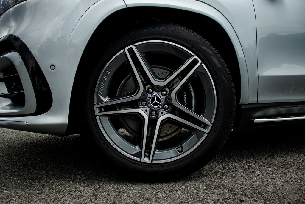 2025 Mercedes Benz GLS 450 4MATIC photo 2