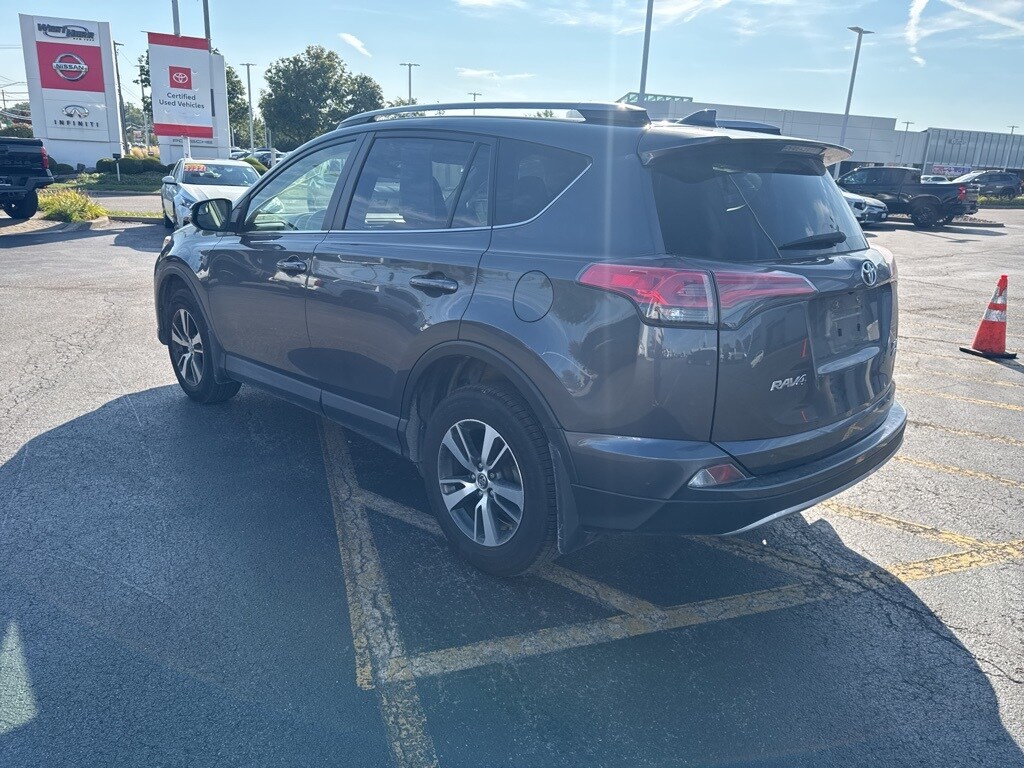 2017 Toyota RAV4 XLE photo 4