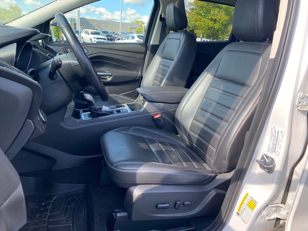 2019 Ford Escape SEL photo 2