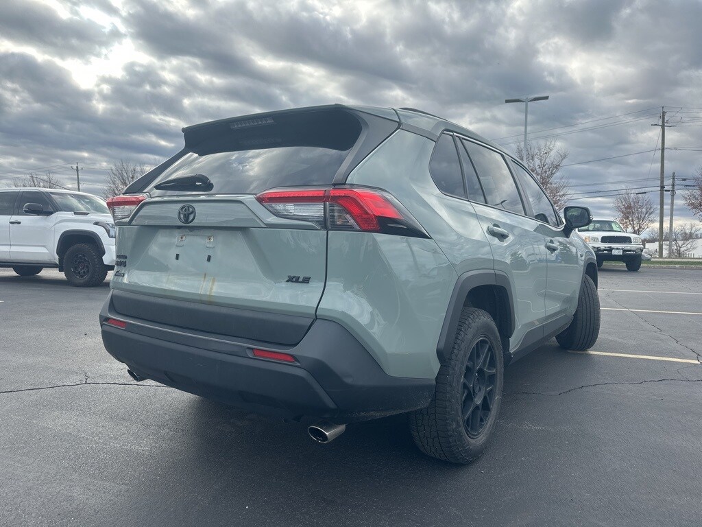 2022 Toyota RAV4 XLE photo 2