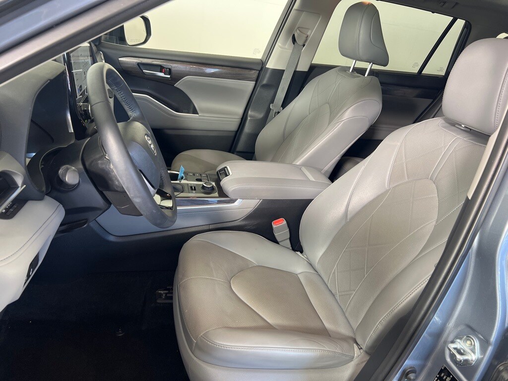 2023 Toyota Highlander L photo 2