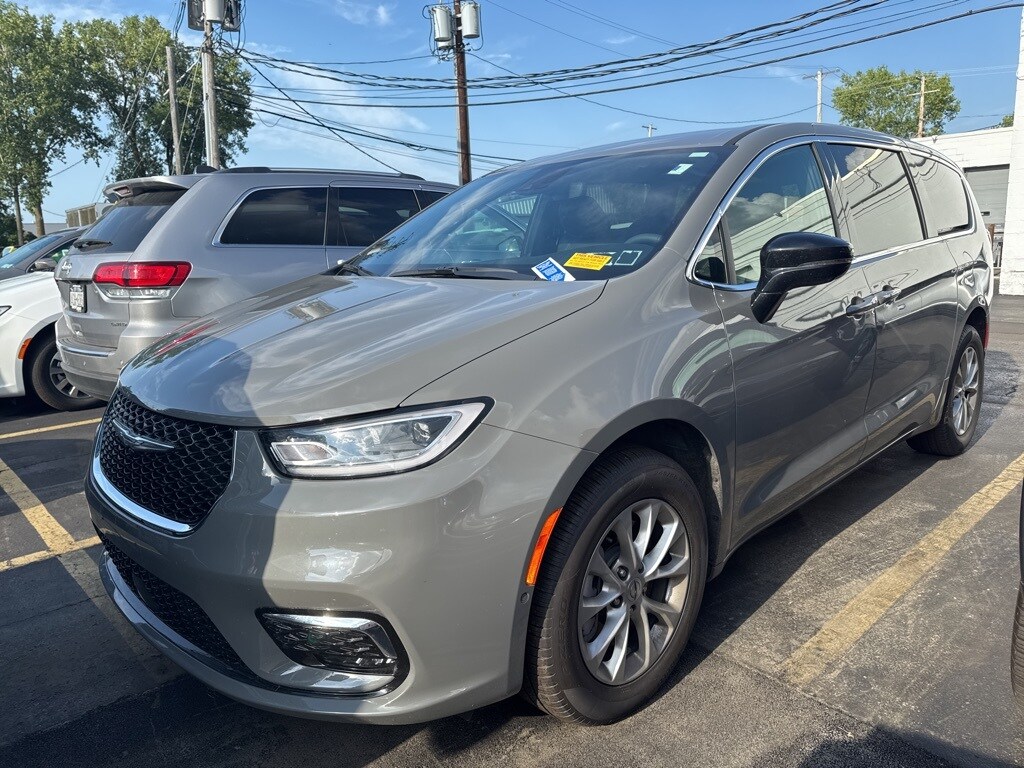 2025 Chrysler Pacifica Base photo 2